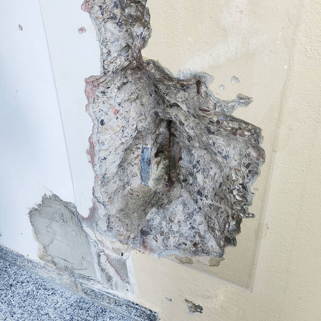 Betonbauteil während Färbeversuch